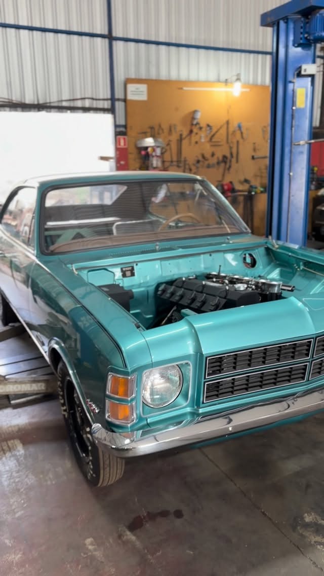 C10 turquesa customizada pela FL Motorsport